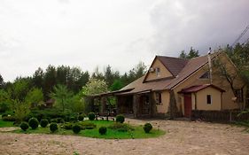 Затишна садиба з озером біля лісу